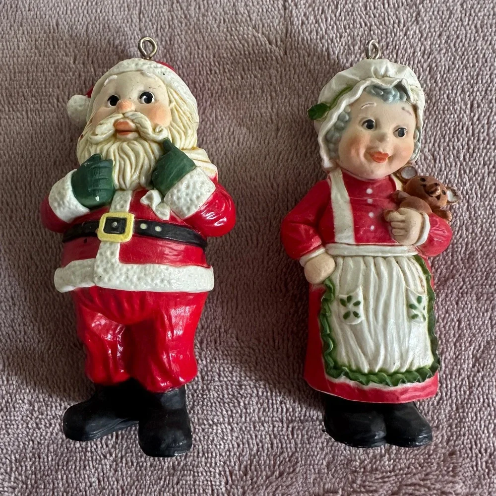 Holiday Memories Collector Ornament‎ Santa and Mrs. Claus with Box Made in Macau